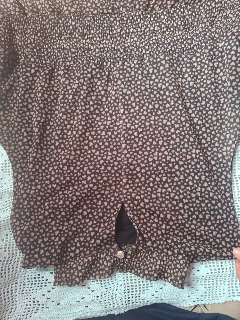 Vendo vestido com formato de corações pequenos.