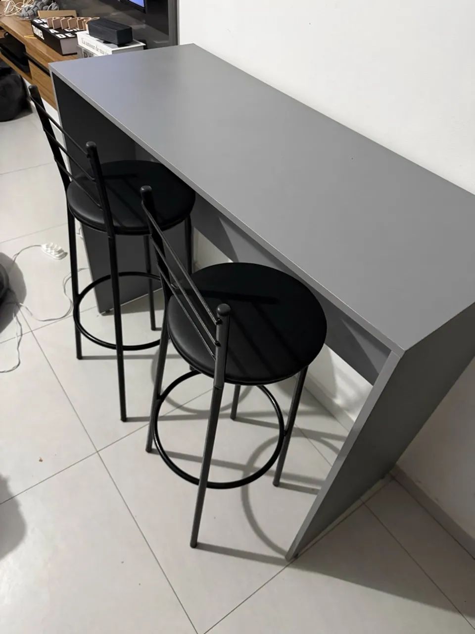 Jogo de bancada com 2 banquetas 
