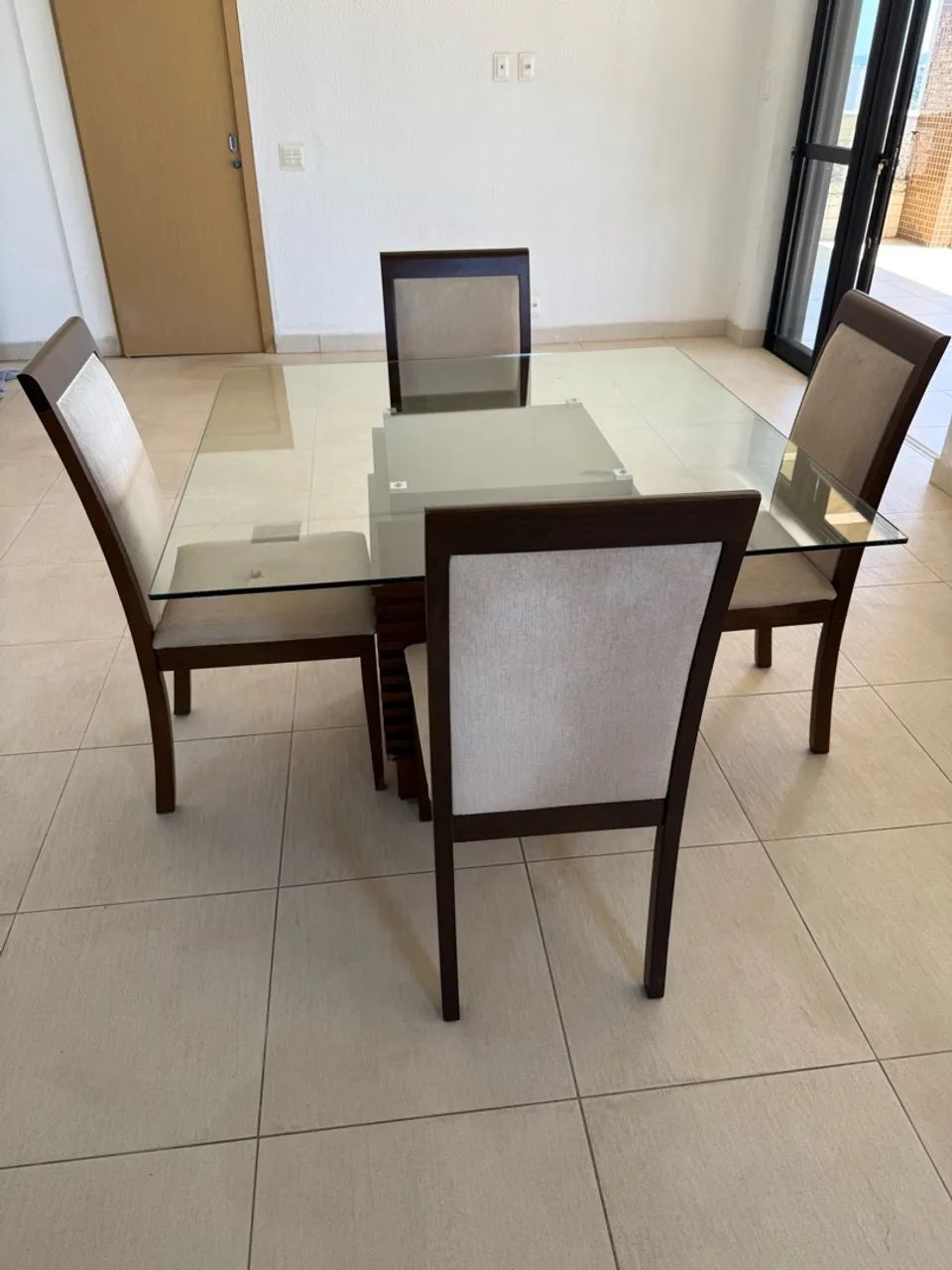 Mesa de jantar com base em madeira e tampo de video