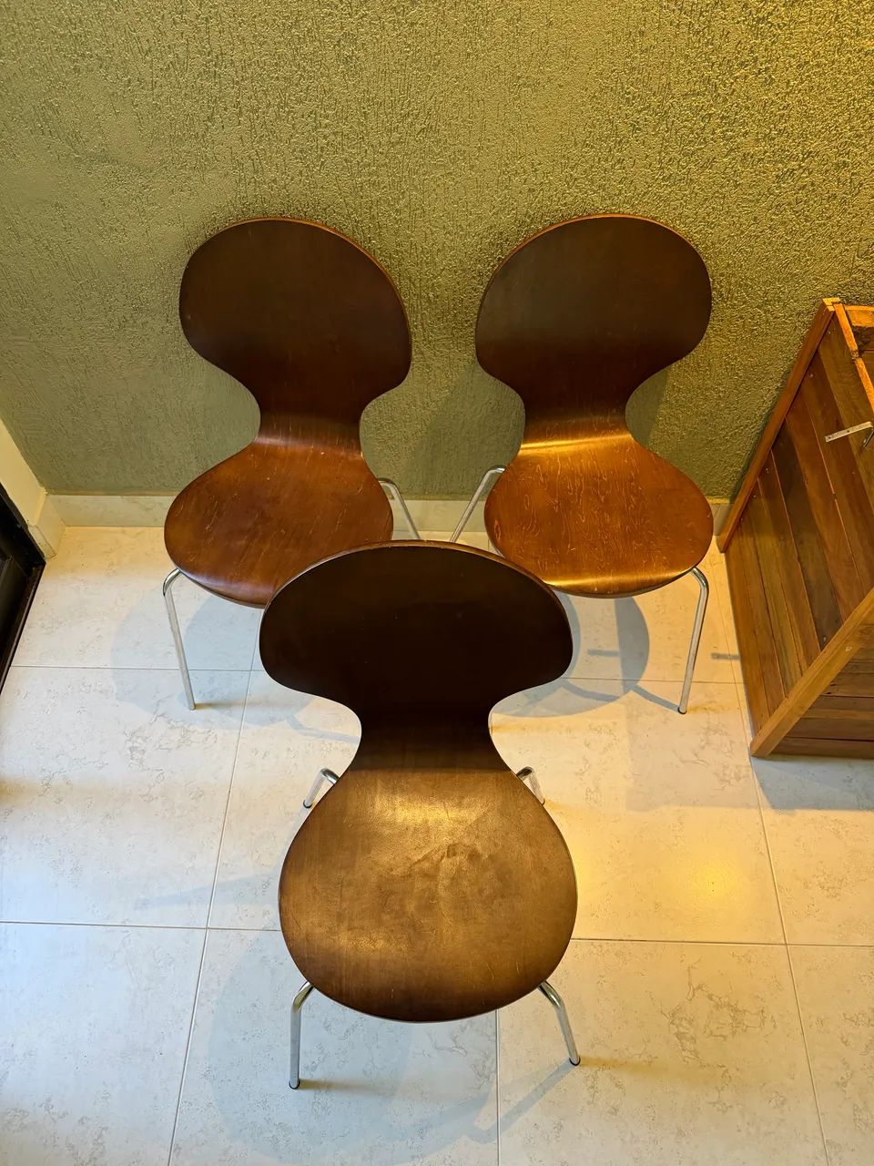 MESA DE MADEIRA MACIÇA COM 3 CADEIRAS - Foto 3