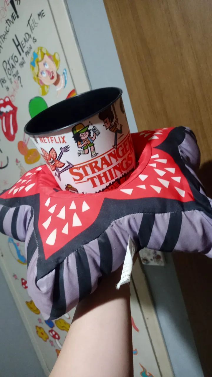 Almofada e balde de pipoca stranger things