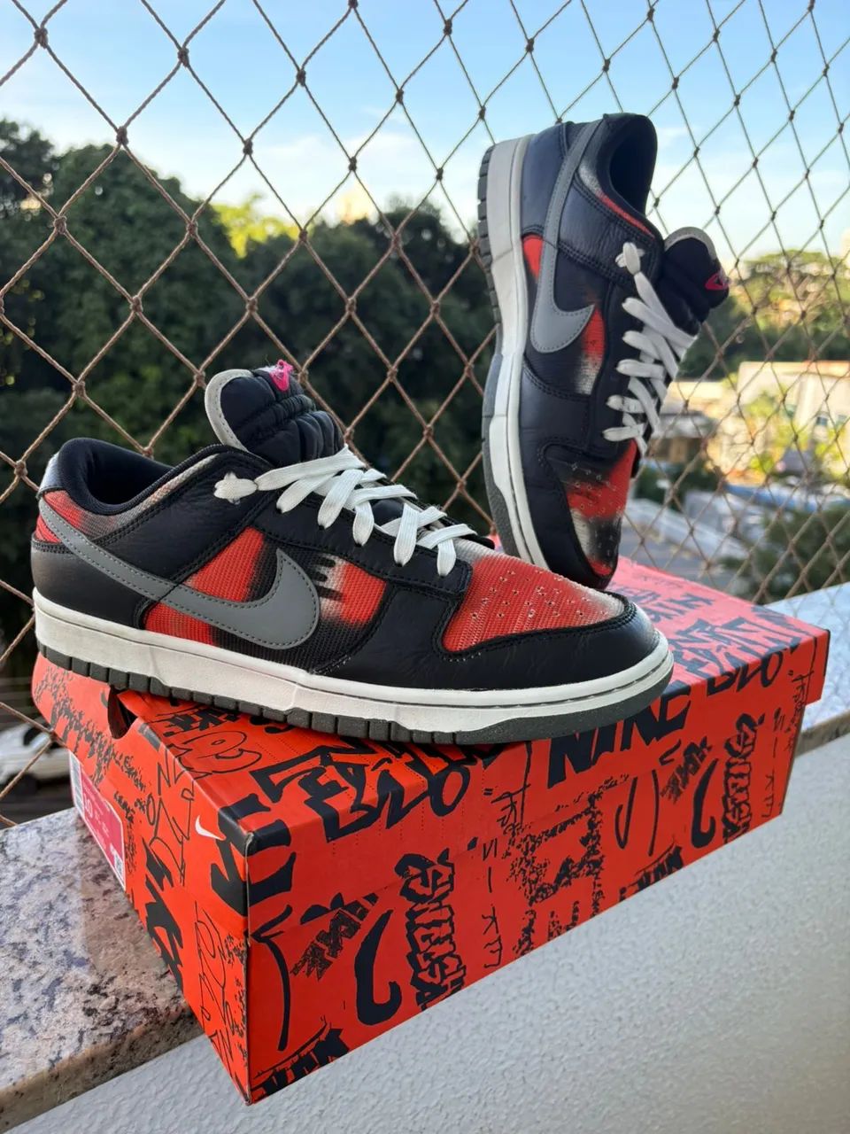 Nike dunk low PRM graffiti black red - Tamanho 42 - Foto 2