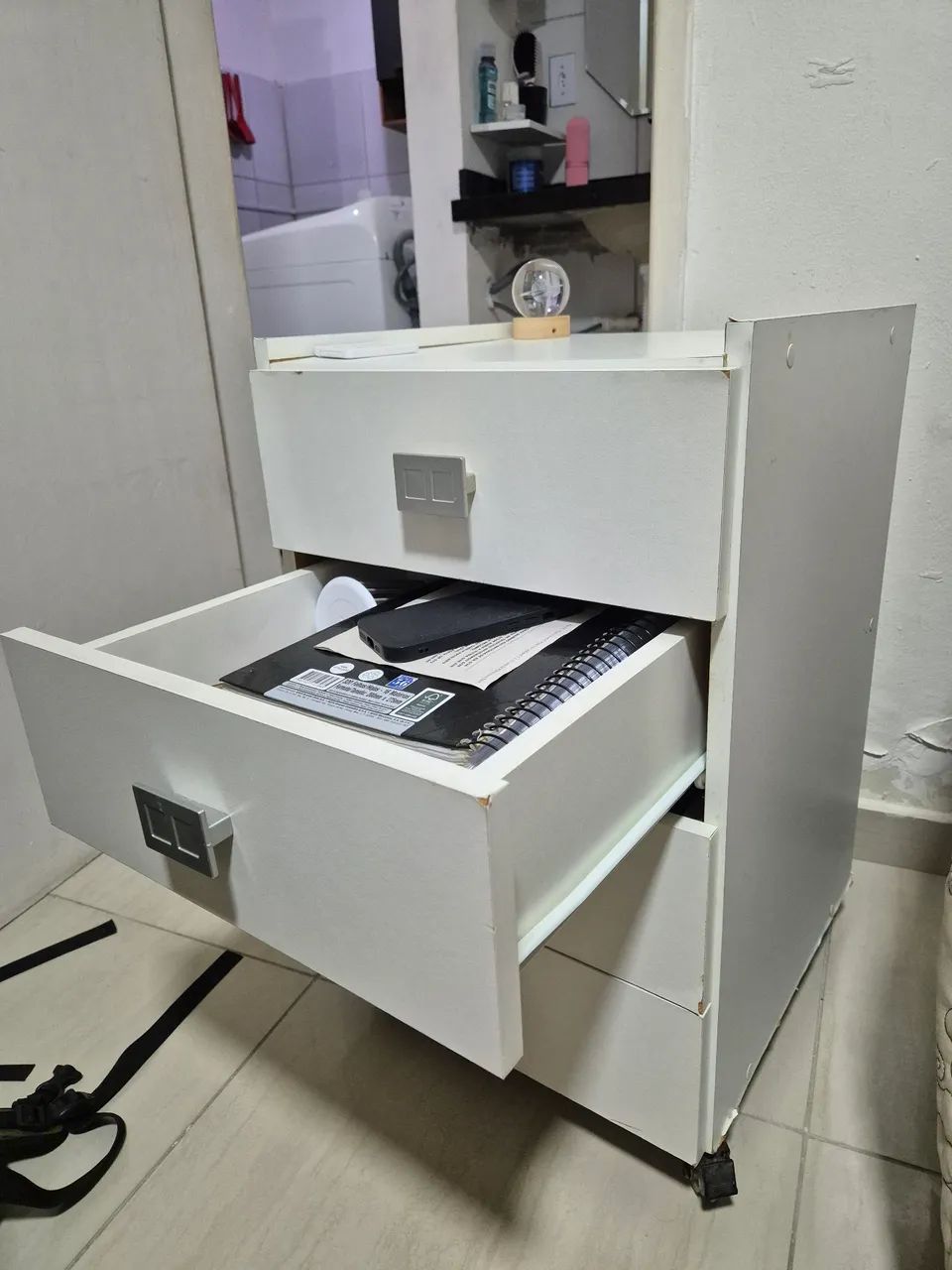 Mesa de cabeceira branca