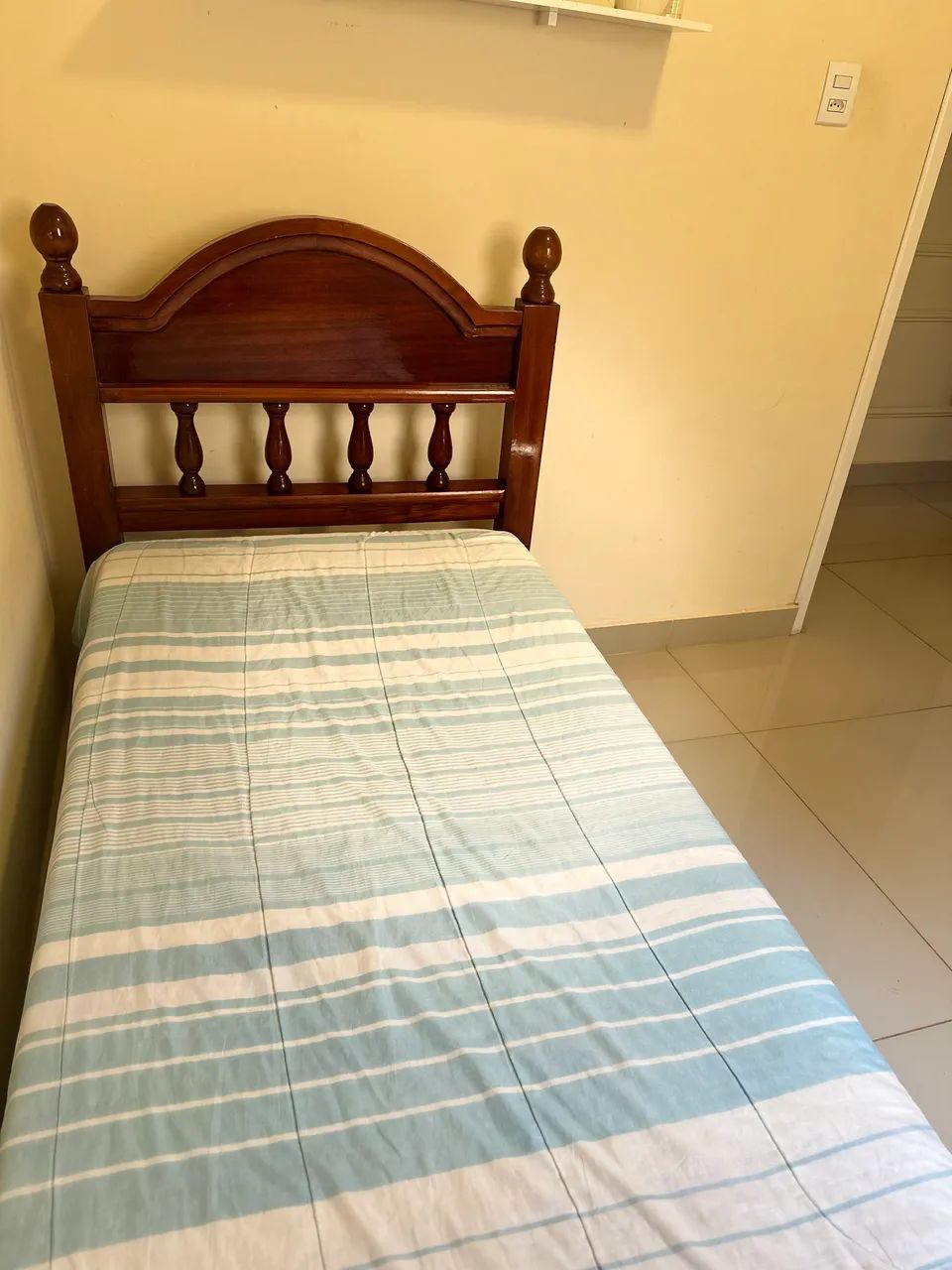 Cama de solteiro de madeira maciça 