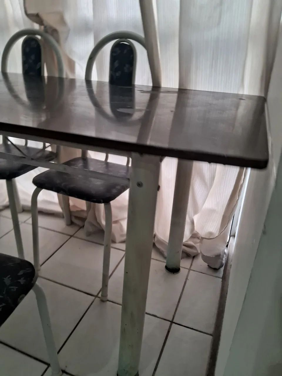 Mesa com tampo de pedra + 3 cadeiras - Foto 3