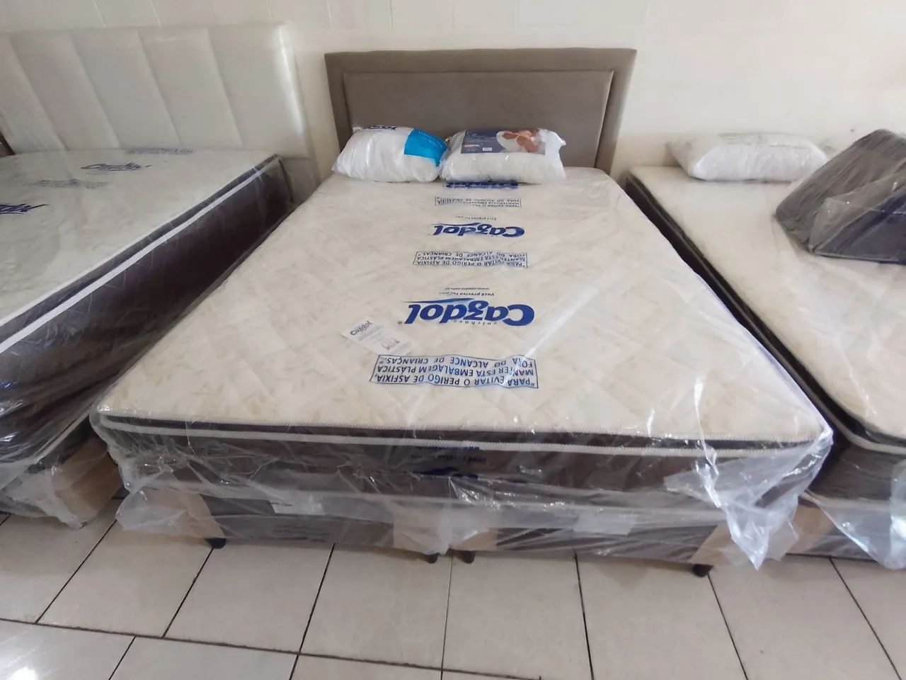 Colchões/mesa/Beliches/Guarda-Roupa