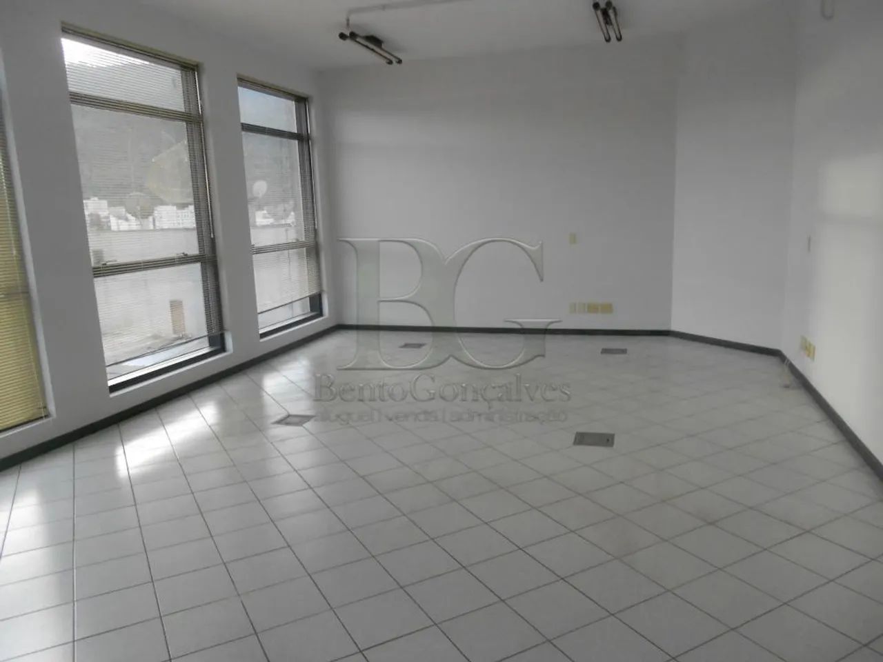 Excelente sala comercial no coração de Poços de Caldas, no Edifício Manhattan. - Foto 2