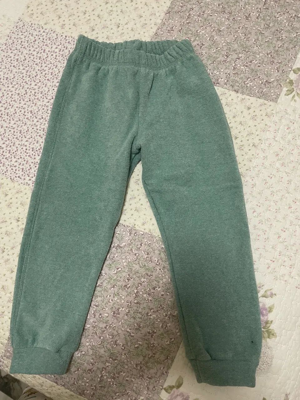 Este é um conjunto de moletom infantil verde com capuz e bolso canguru. - Foto 3