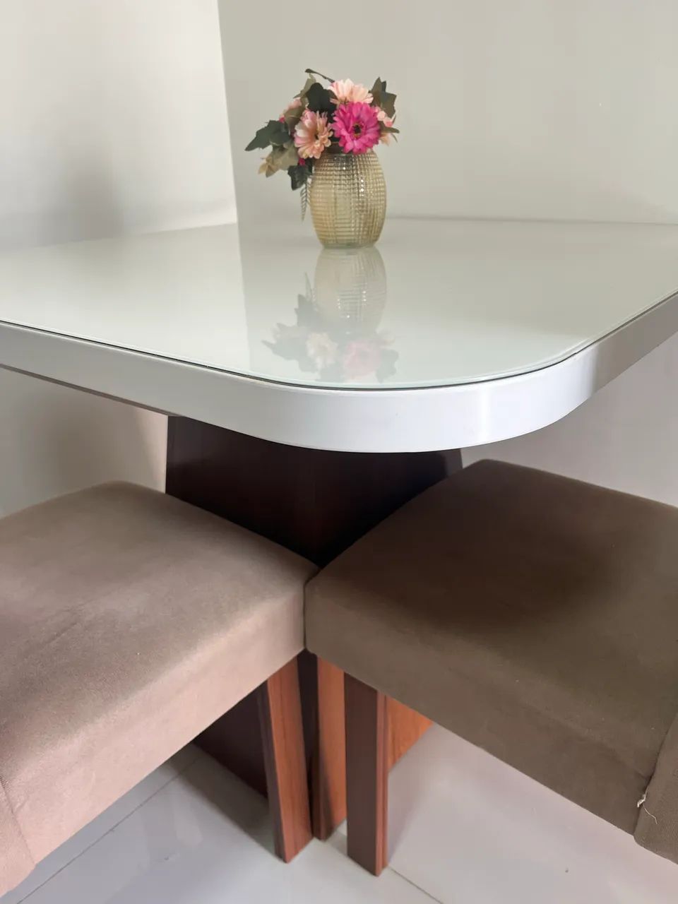 Mesa laqueada 4 cadeiras 