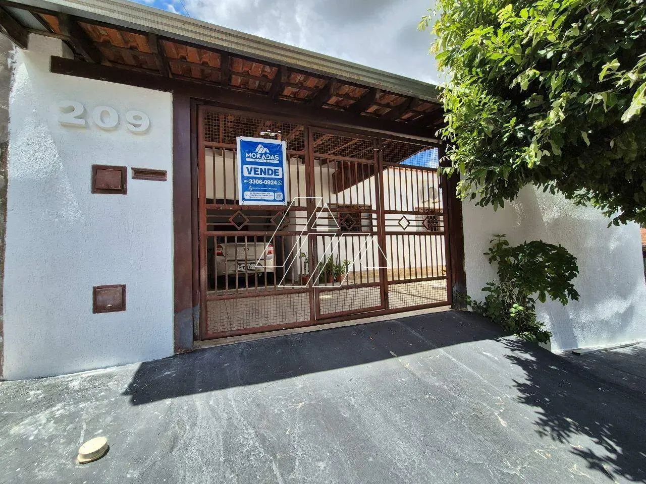 Casa de terreno inteiro com 3 dormitorios sendo uma suite e uma edicula completa