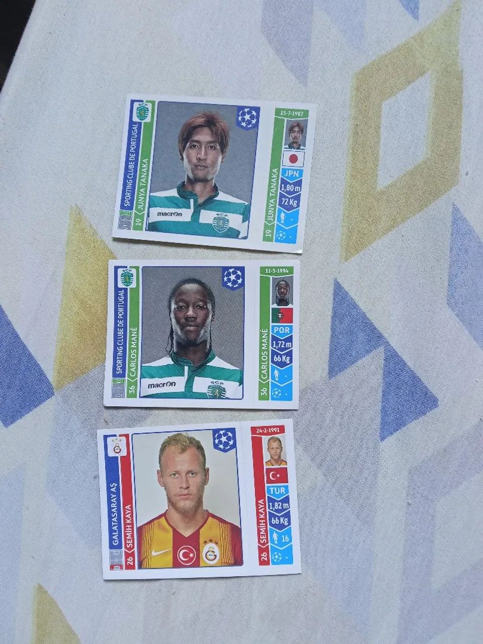 Três figurinhas da copa de 2014