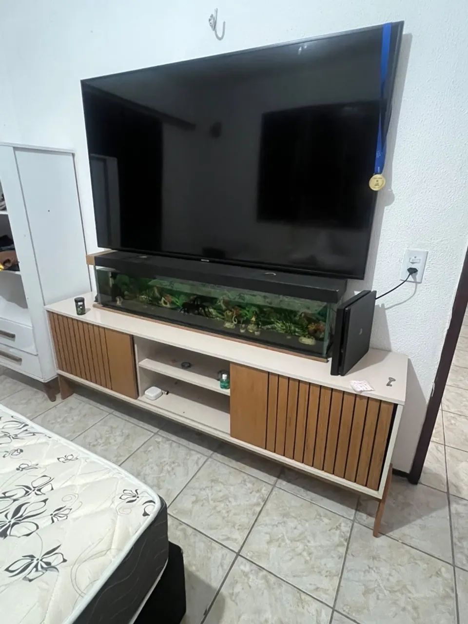 rack com portas ripadas