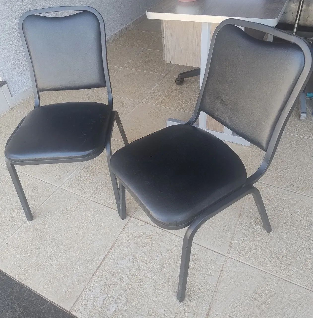 2 CADEIRAS FIXA COM ACENTO E ENCOSTO ESTOFADO EM PRETO. - Foto 2
