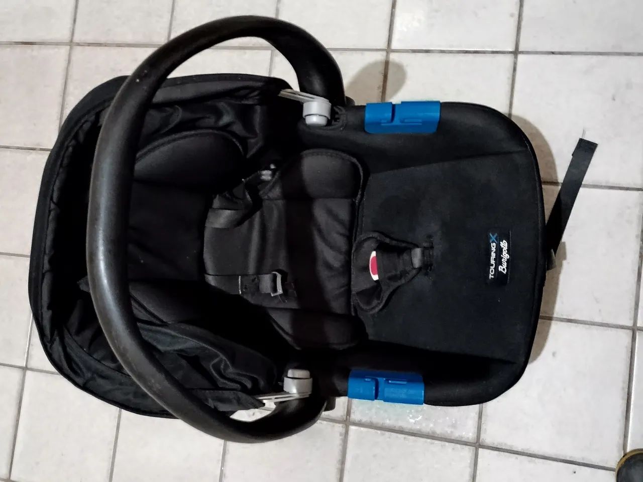 Um cadeirinha de bebê 