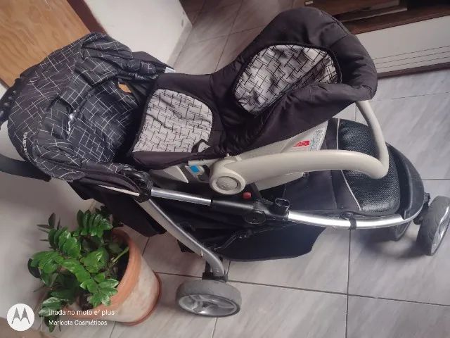 Carrinho de bebê com bebê conforto 