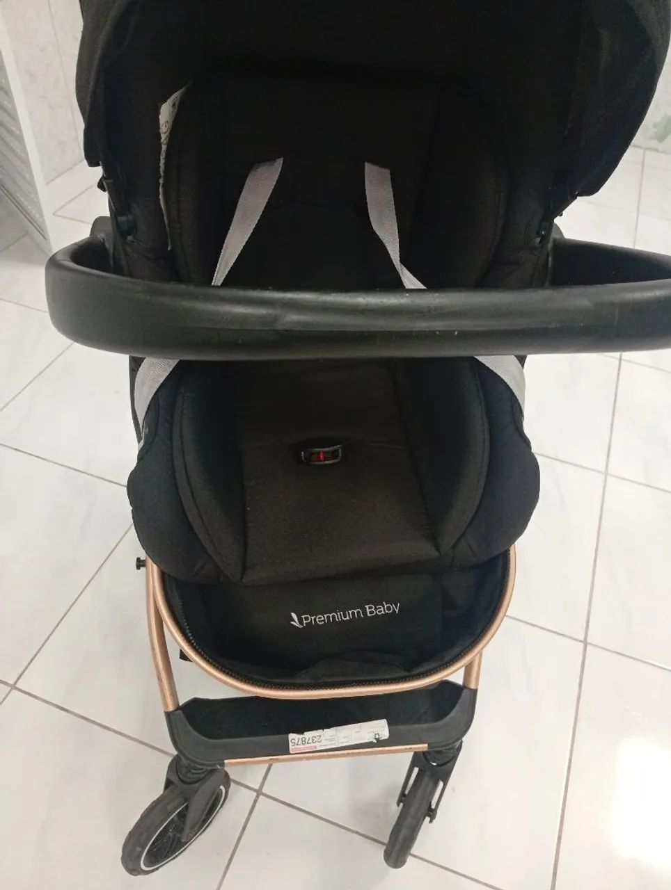Vendo carinho de bebê semi novo, com Moisés, cadeirinha , bebê conforto e suporte do bebê  - Foto 3