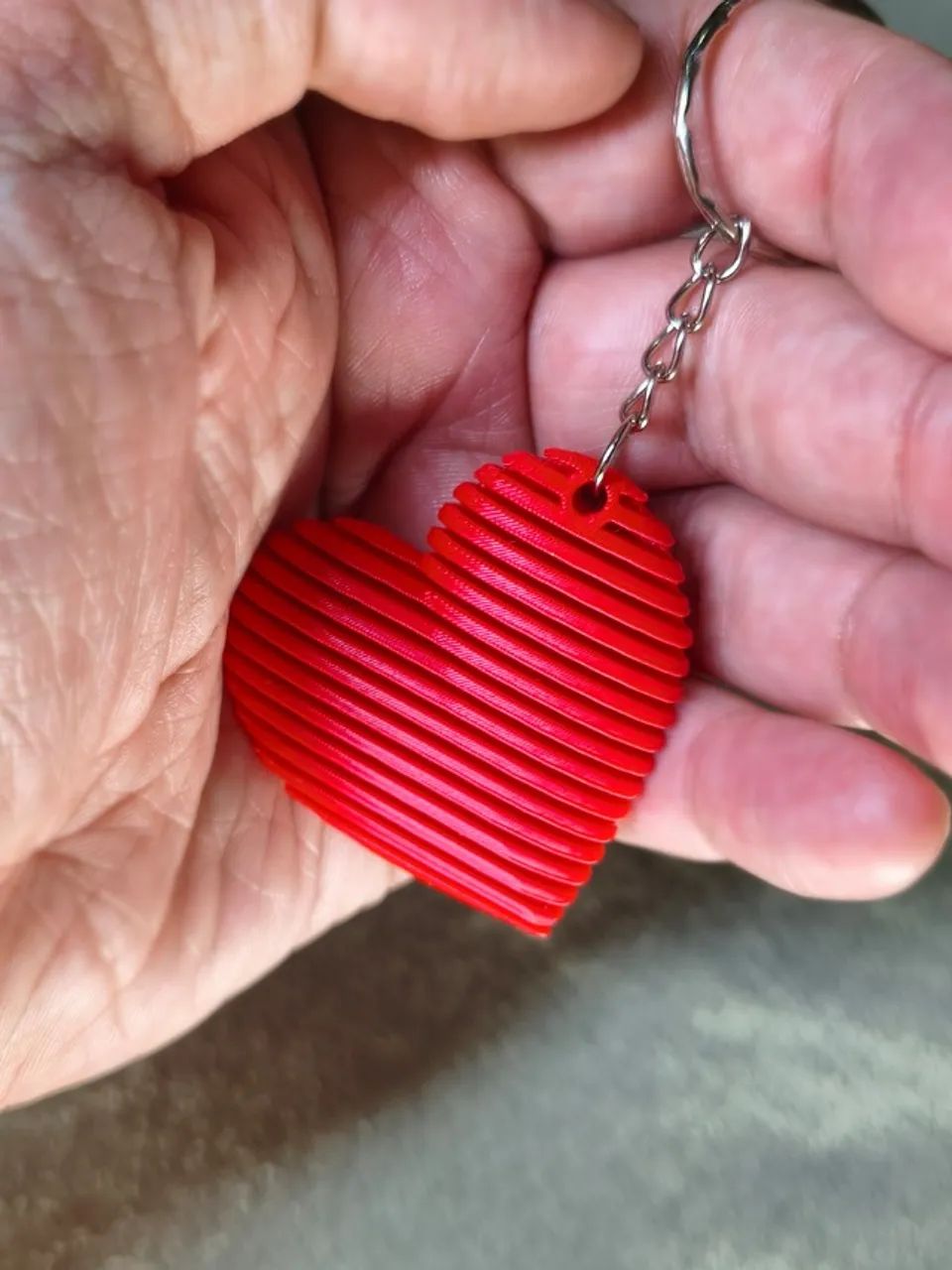 Chaveiro Coração Vermelho Listrado - Foto 3