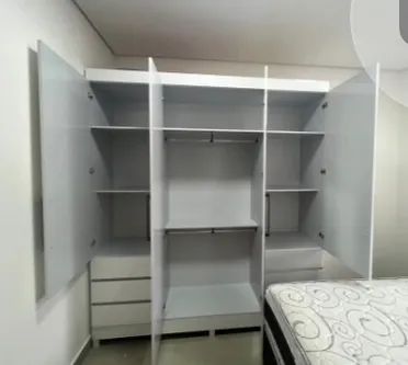 Guarda-roupa semi novo