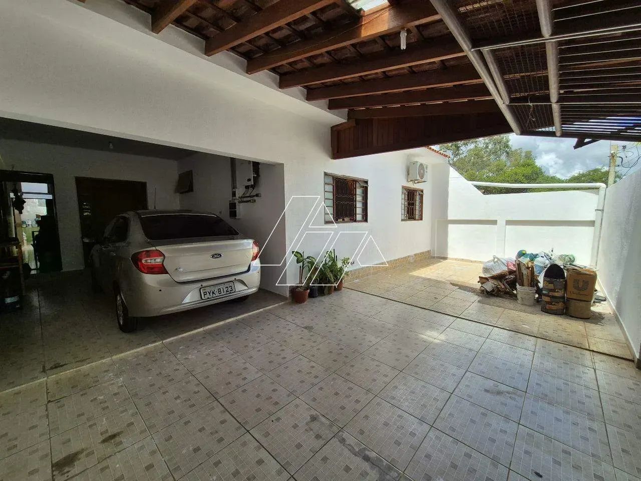 Casa de terreno inteiro com 3 dormitorios sendo uma suite e uma edicula completa - Foto 2