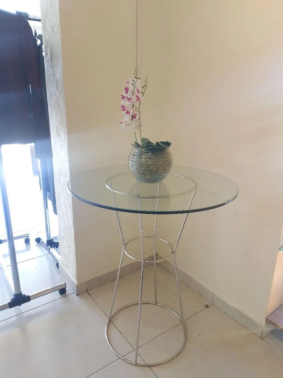Mesa de canto em aço com tampo de vidro