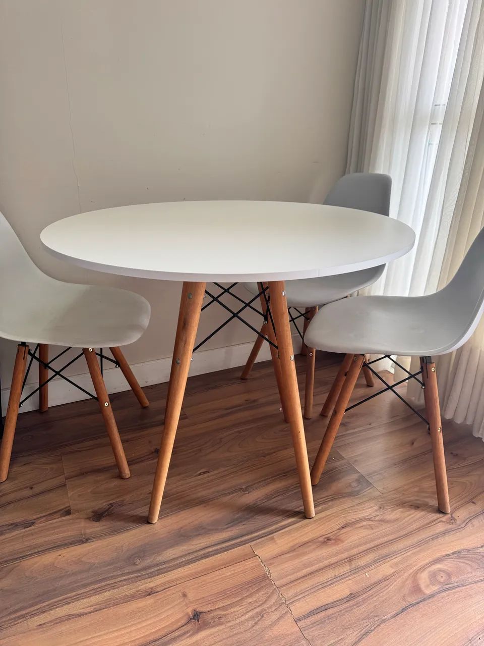 Vendo mesa com cadeiras 