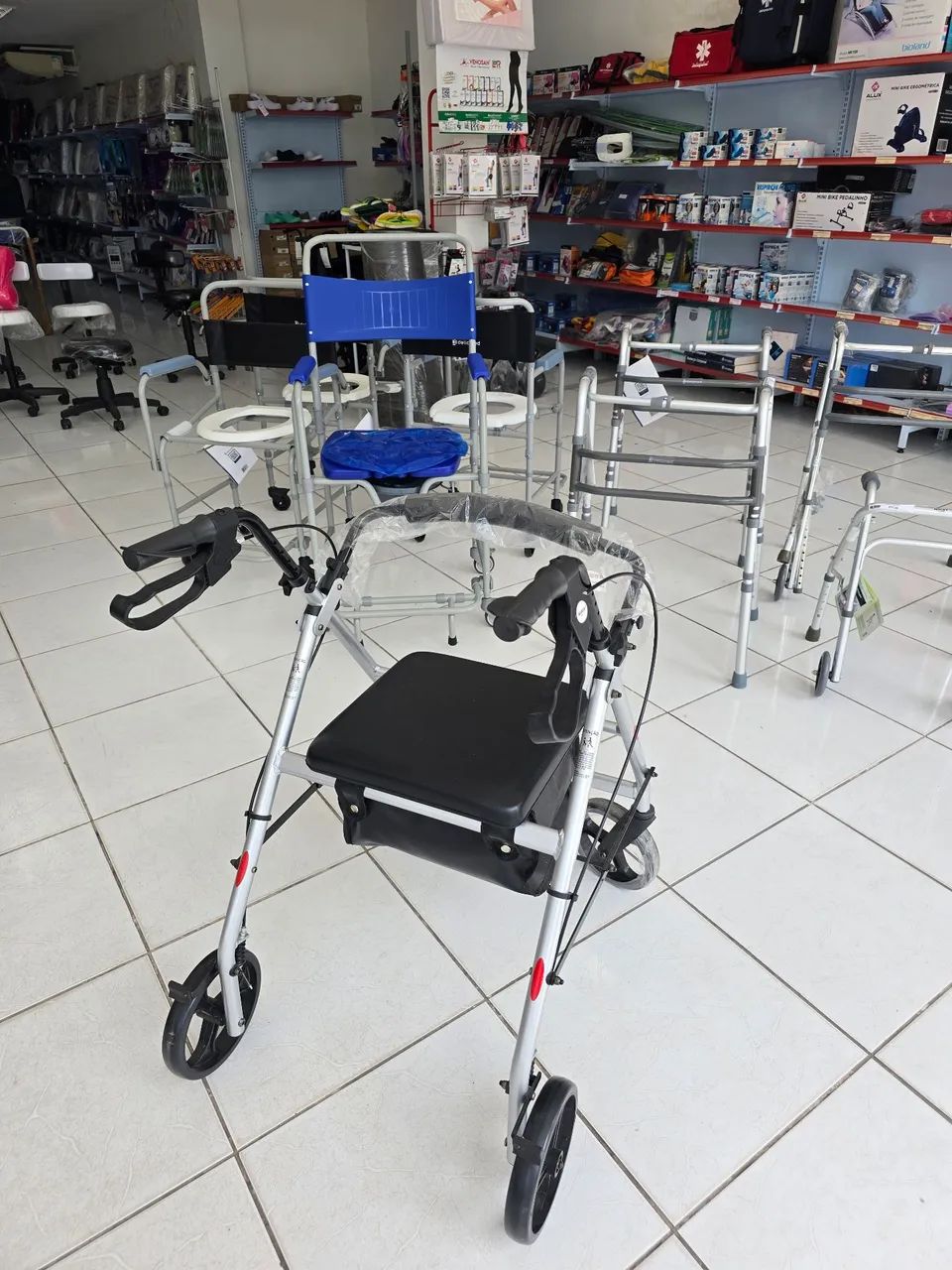 Andador com assento, cesta e 4 rodas Mercur - Foto 5