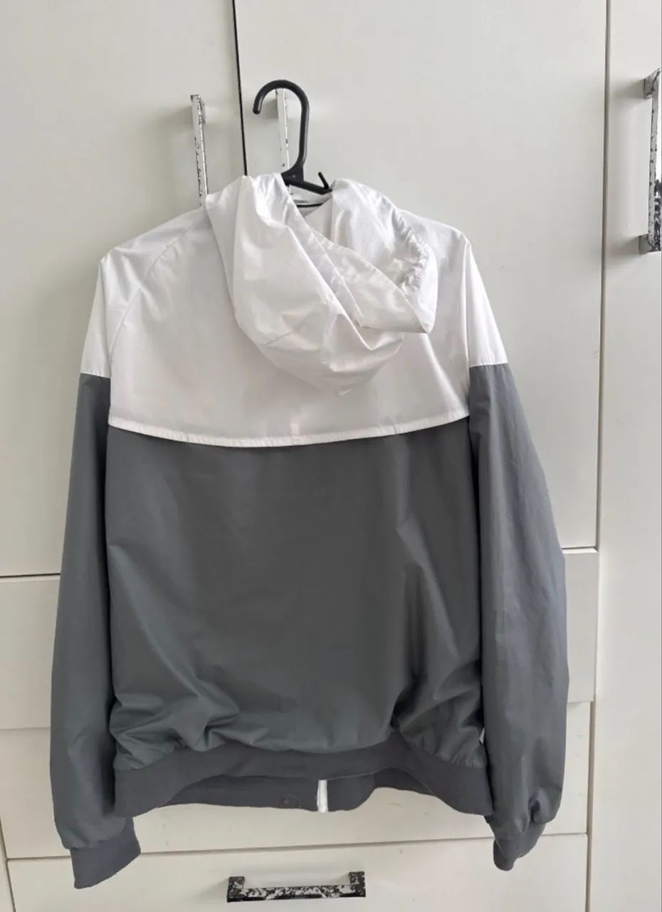 JAQUETA NIKE SPORTSWEAR WINDRUNNER MASCULINA(BRANCA/CINZA) - Foto 2