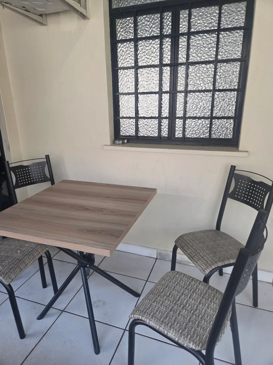 Mesa com 4 cadeiras 