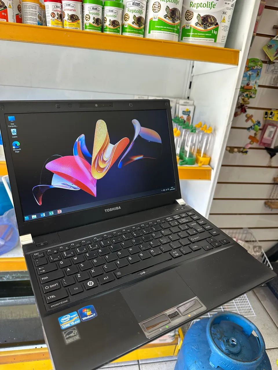 Notebook Toshiba 320 gb de hd e 4 gb de RAM bateria boa