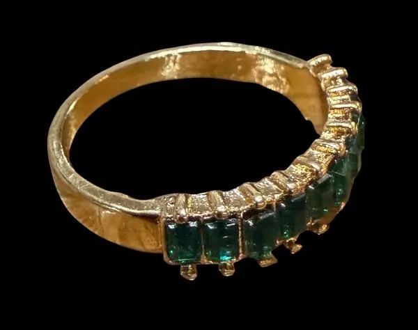 Anel dourado com pedras verde baguetes - Foto 2