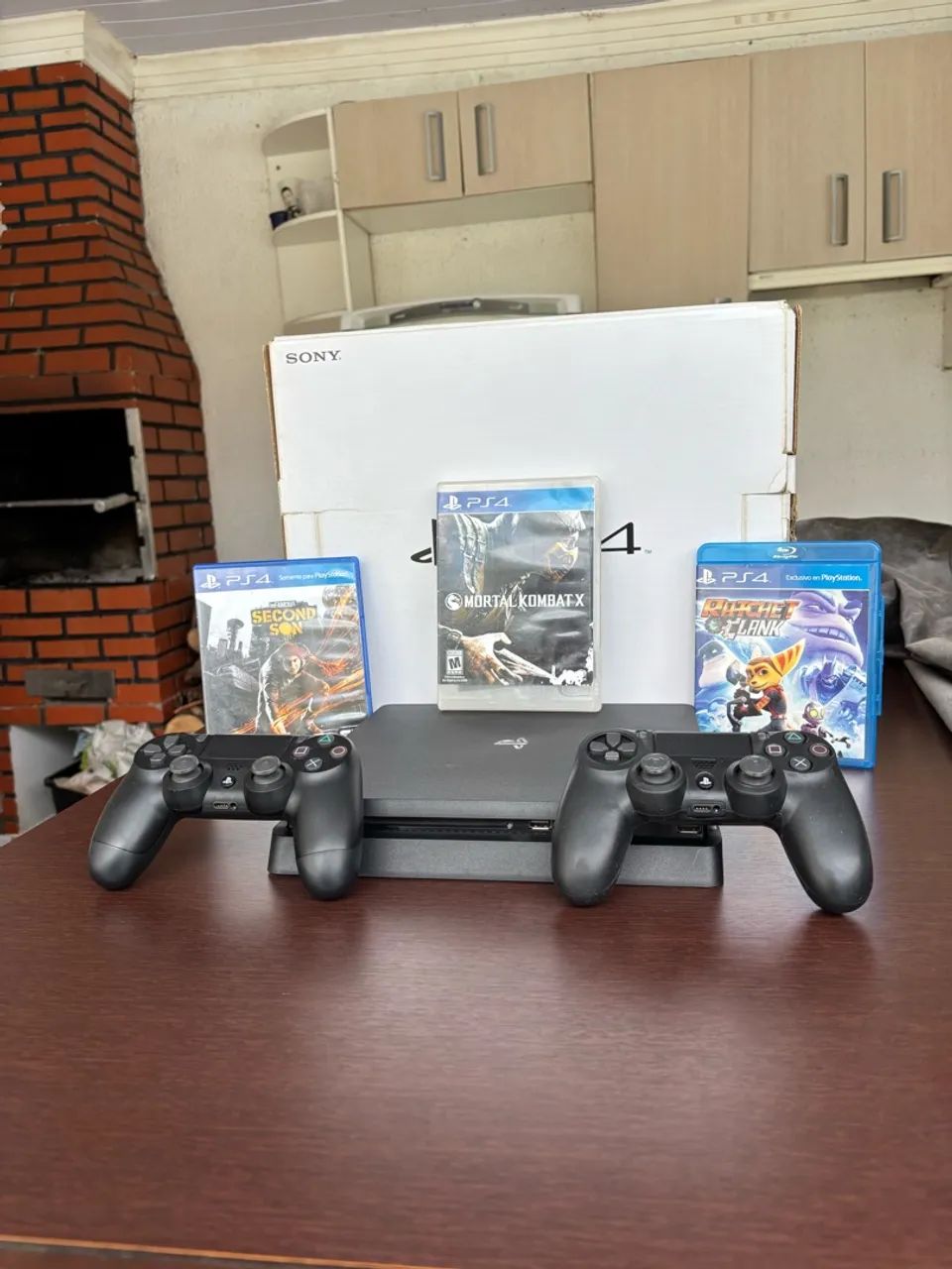 PLAYSTATION 4