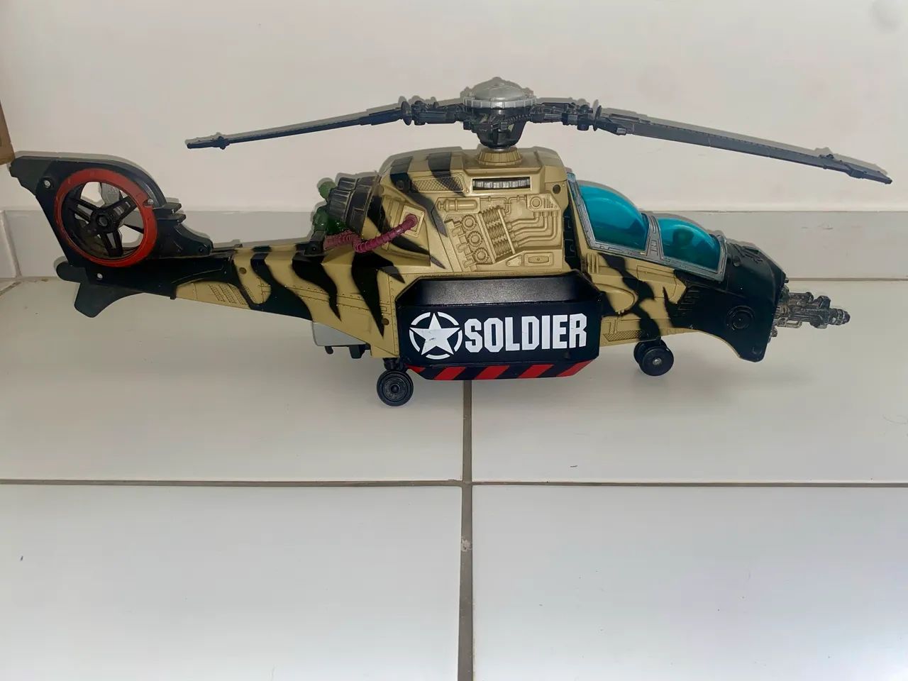 Helicóptero de brinquedo  - Foto 3