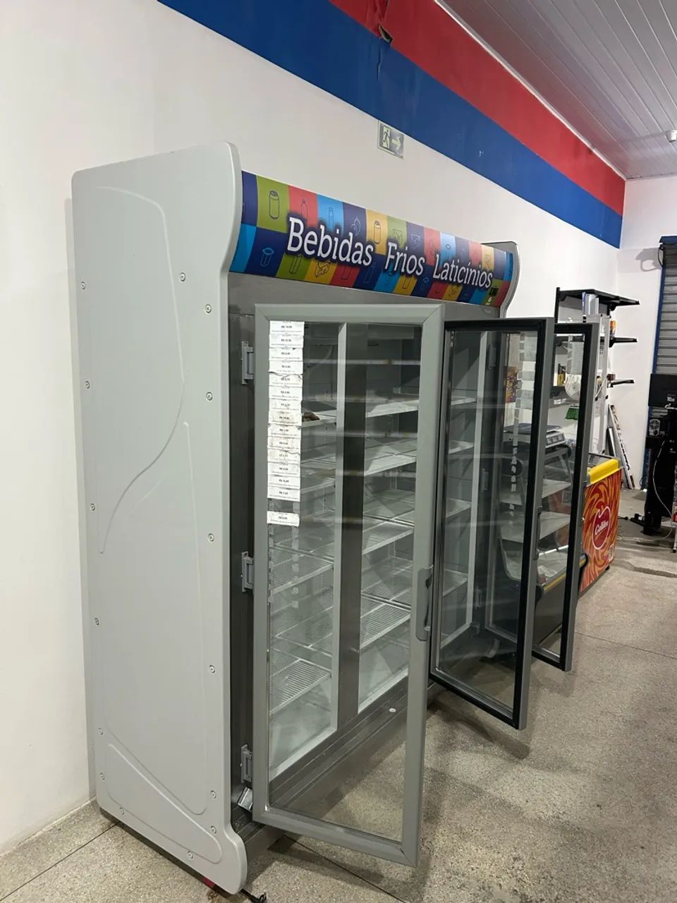 VENDE-SE EXPOSITOR