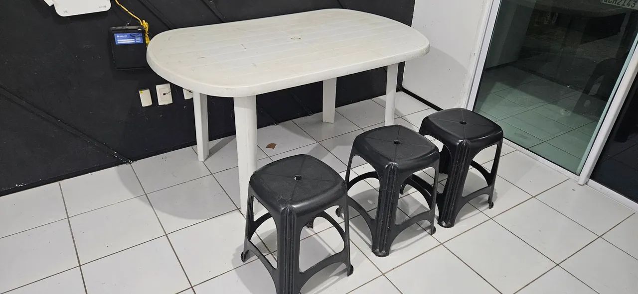 Mesa com três bancos de plástico - Foto 3