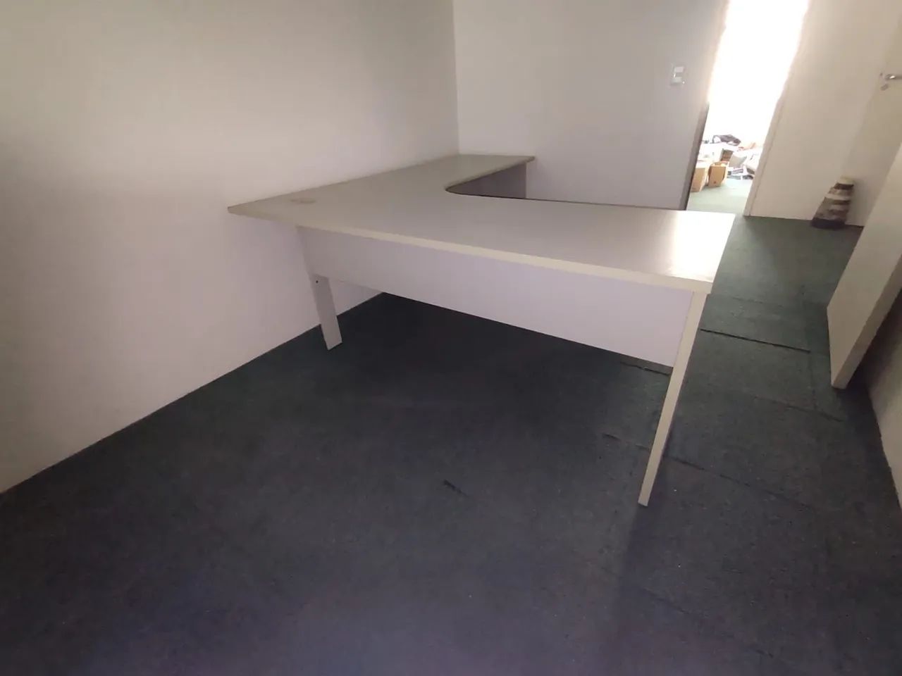 Mesas e Racks, vários modelos, em Mdf, usadas, bom estado. E outros. - Foto 4
