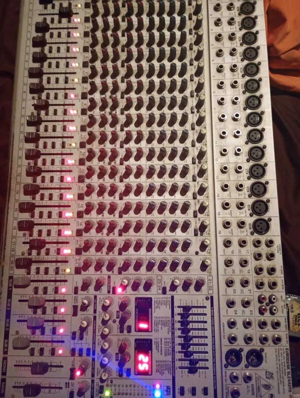Mesa de de som Behringer 24canais