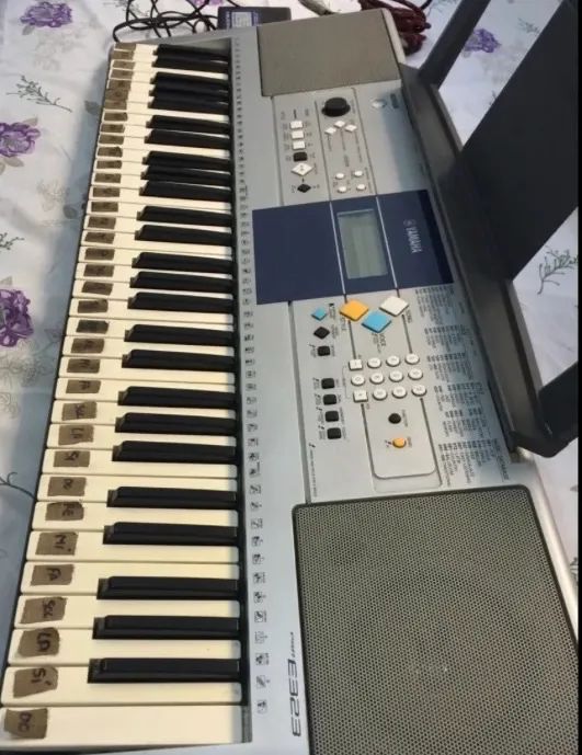 Teclado Yamaha - Modelo PSR-E323 - Foto 2