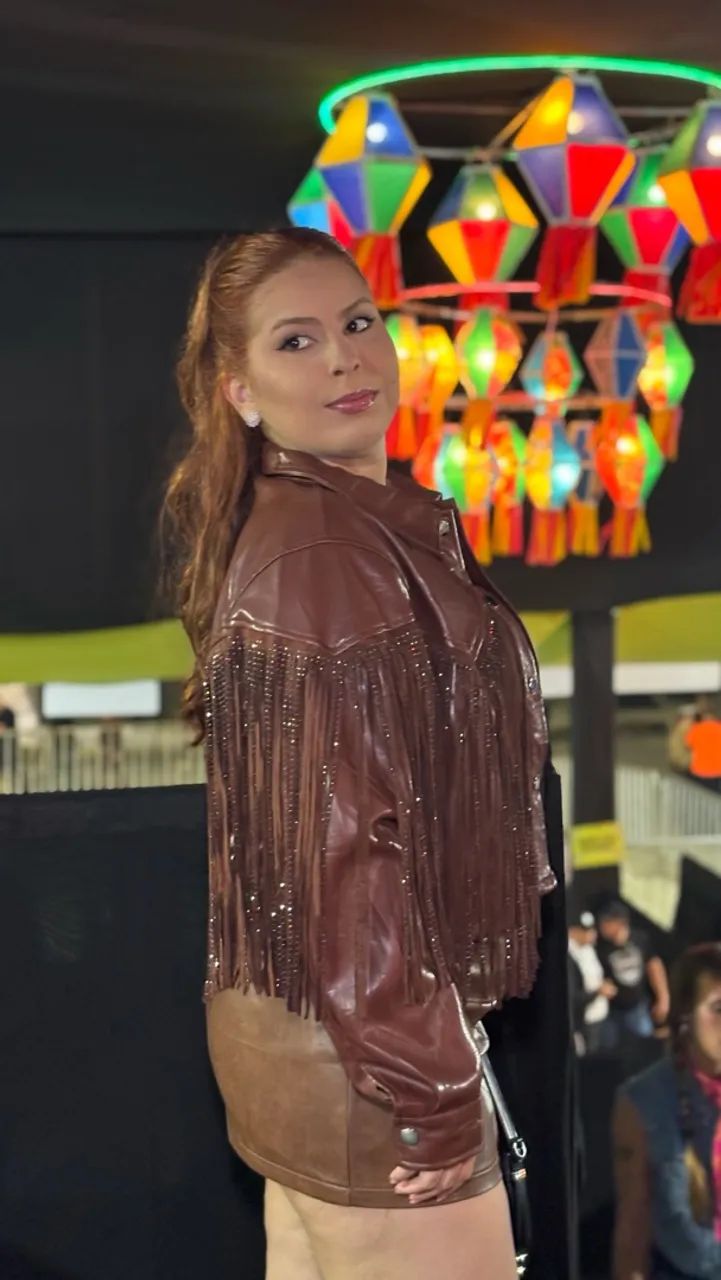 Jaqueta marrom com strass - Foto 3