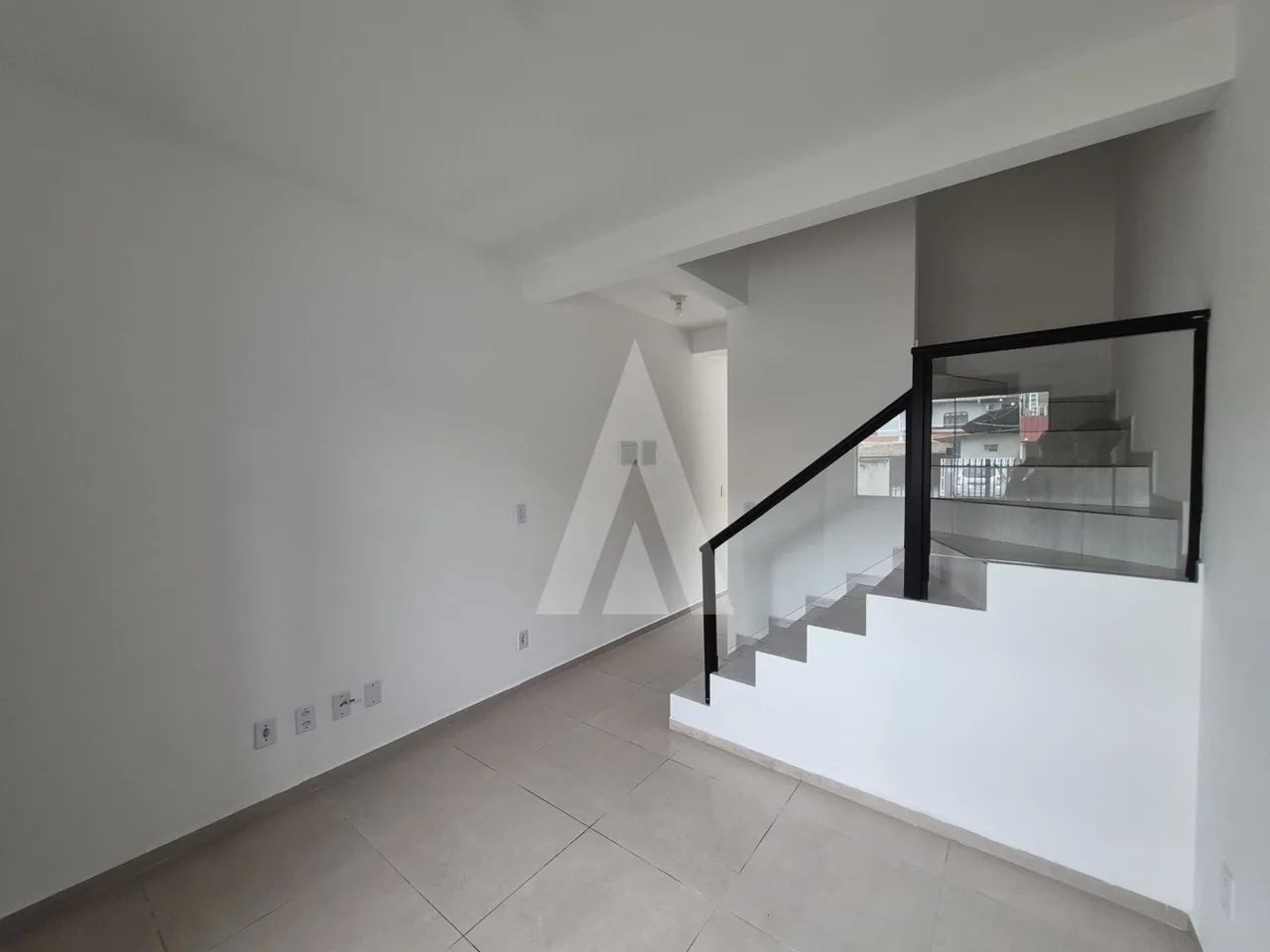 Casa geminada com 02 quartos no bairro Iririu. - Foto 4