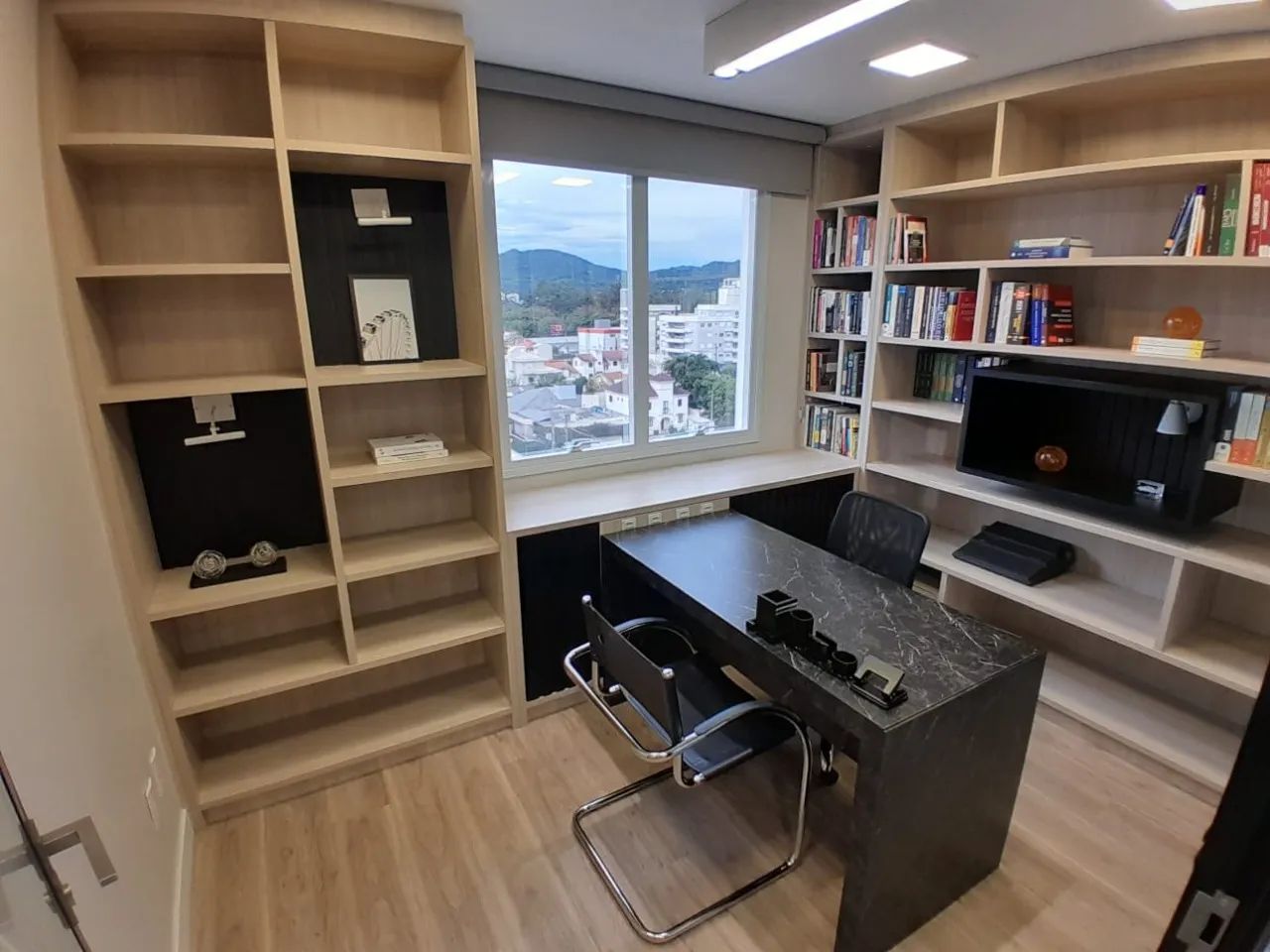 Ótima sala comercial mobiliada para locação no bairro Trindade!