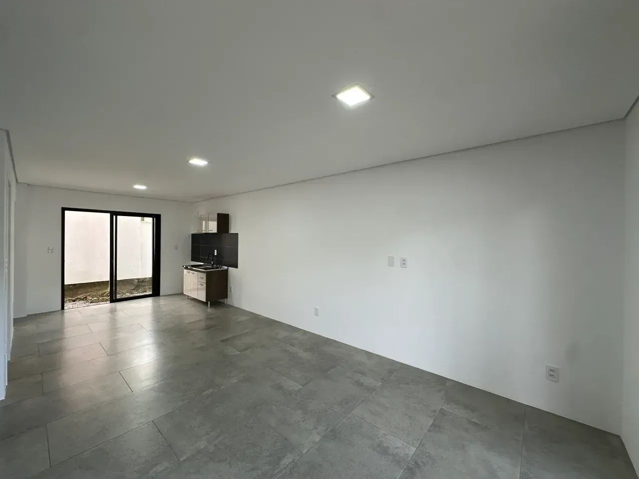 Casa nova com 110m lavabo 2 quartos com uma suíte a 50m do mar no Morro das Pedras em Flor - Foto 4