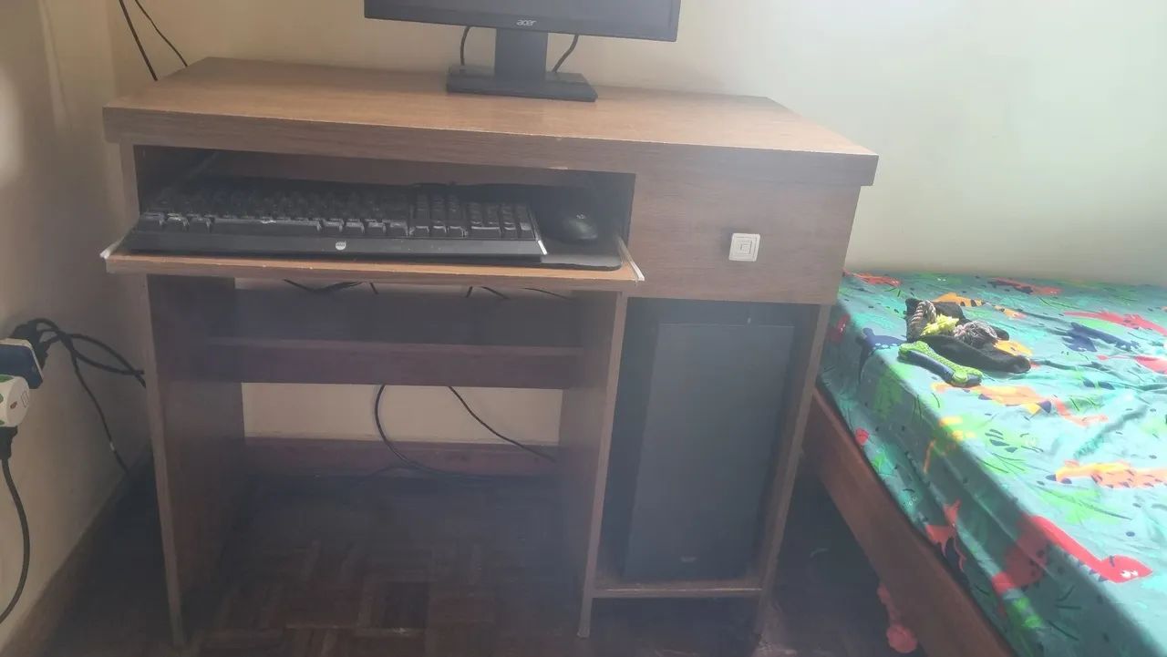 Vendo mesa de computador com gaveta