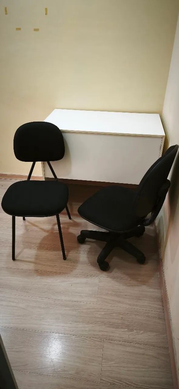 Mesa simples MDF branca e 2 cadeiras pretas em bom estado