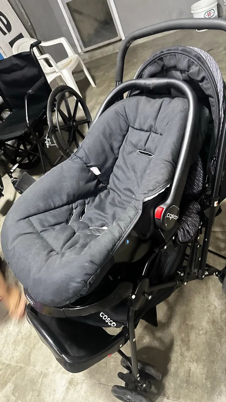 Carrinho de bebê Cosco com bebê conforto - Foto 2
