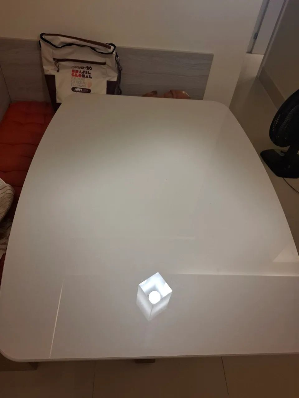 Mesa de jantar com vidro e pé de madeira maciça - Foto 4