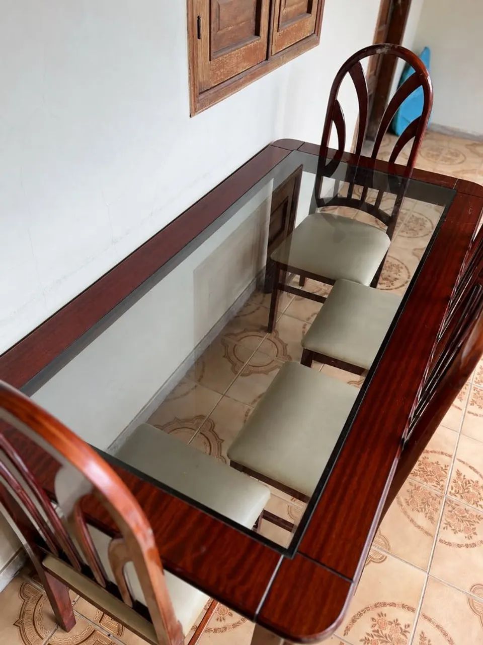 Mesa de madeira maciça com tampo de vidro