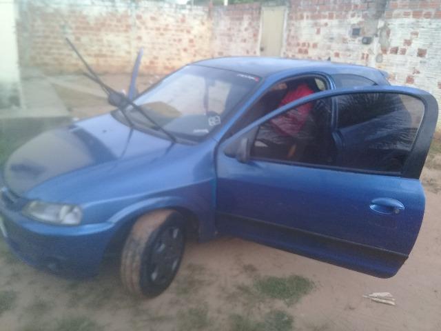 Vendo celta 2001 com vidro eletrico trava e arlarme , chave reserva . valor 6 mil