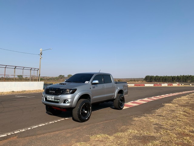 HILUX SR AUTOMÁTICA COM VÁRIOS ACESSÓRIOS