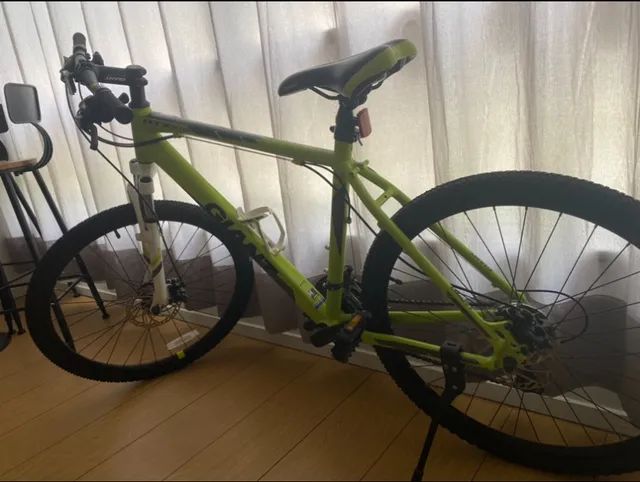 Bicicleta GIANT Aro 24 com capacete cadeado e suporte para