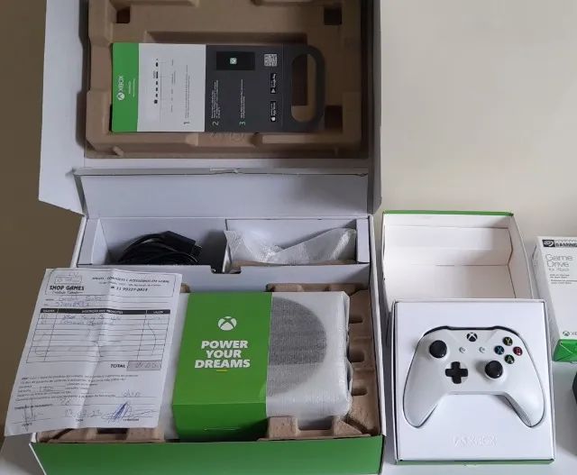 Xbox Series S com 2 controles